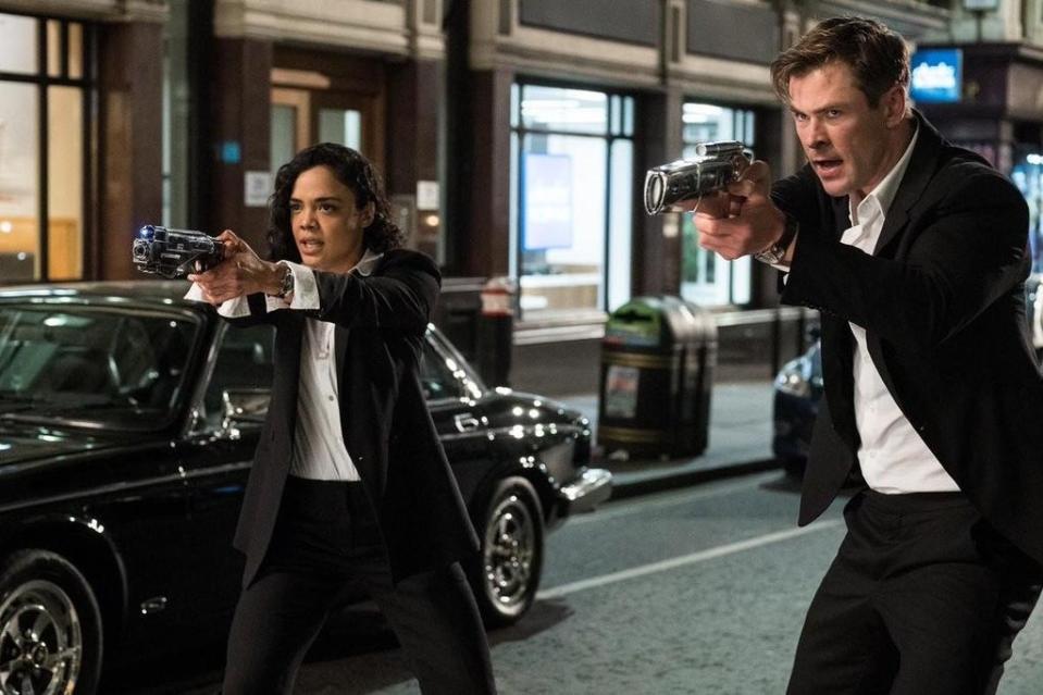 Tessa Thompson y Chris Hemsworth en 'Men in Black: International' (Sony)