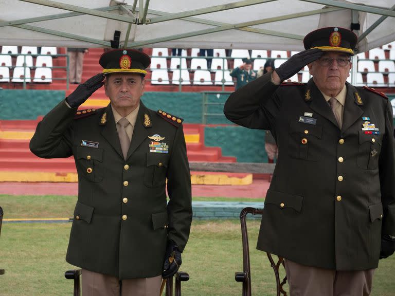 El jefe del Ejército, teniente general Guillermo Olegario Pereda, y el general retirado Rodrigo Soloaga