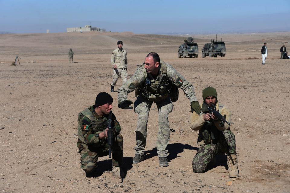 An Italian soldier (center) trains Afghan military personnel in 2017. (Photo: AREF KARIMI via Getty Images)