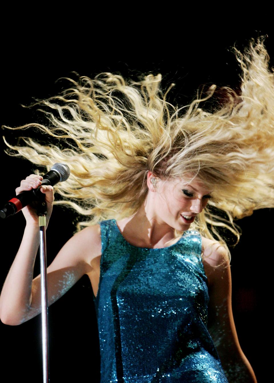 Taylor Swift performs during the CMA Music Festival at LP Field in Nashville June 5, 2008.