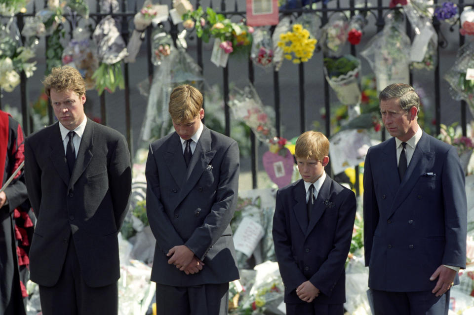 Príncipe Carlos, hermano de la princesa Diana, Earl Spencer, príncipe Enrique y príncipe Guillermo en el funeral de Diana, princesa de Gales.Photo by Adam Butler - PA Images/PA Images via Getty Images)