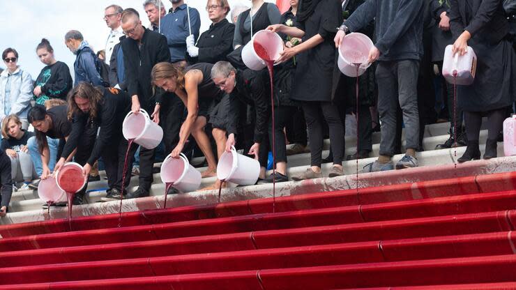 Rote Farbe ist ein Teil vieler Protestaktionen der weltweiten Bewegung. Foto: dpa