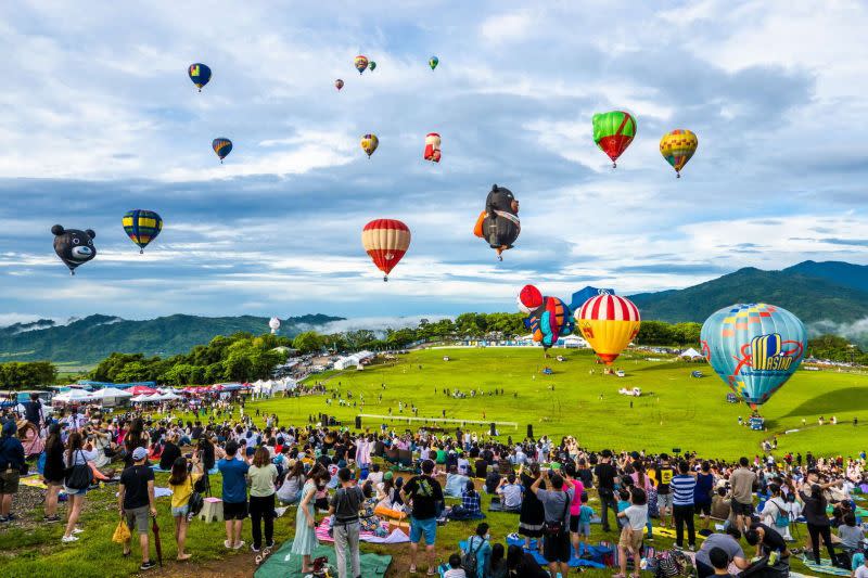 ▲臺東「2023臺灣國際熱氣球嘉年華」即將於6/30登場，今年是最長的規模將舉辦60天，圖為2022年盛況。（圖／翻攝臺灣國際熱氣球嘉年華官網照片）