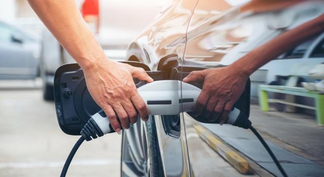 Voiture électrique : l'Europe veut passer la seconde avec une borne de  charge tous les 60 km