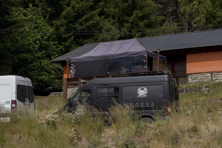 Bariloche 01/12/22 Fuerzas Federales custodian el predio donde mapuches mantenian una ocupacion, no permiten que personas ajenas a las fuerzas permanezcan en el lugar. La ocupacion mapuche que mantenia la comunidad Lafken Winkul Mapu fue desalojada hace 2 meses.