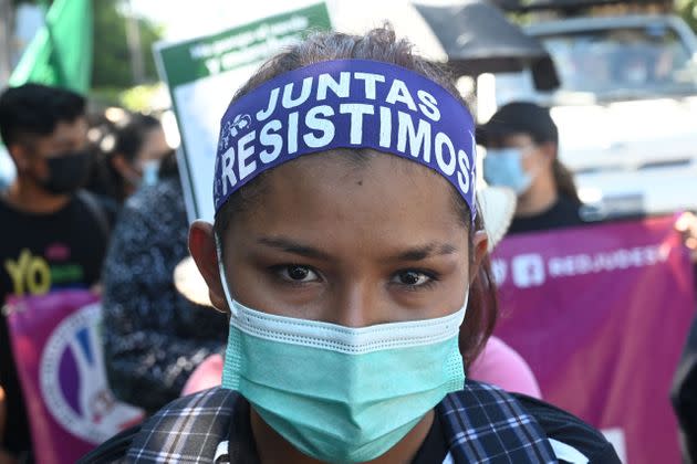 Una mujer se manifiesta para descriminalizar el aborto en San Salvador (El Salvador). (Photo: MARVIN RECINOS via AFP via Getty Images)