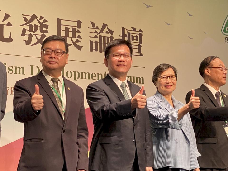 交通部長林佳龍(左二)9日出席「2020台灣永續觀光發展論壇」開幕典禮，並與觀光局長張錫聰(左)、台灣觀光協會會長葉菊蘭(右二)等人合影。(吳琍君攝)