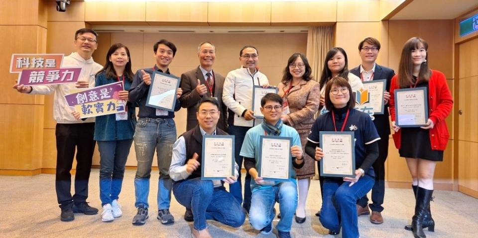 《圖說》「未來教育臺灣100」國高中組獲獎7件於市政會議獻獎，左一為教育局長張明文。〈教育局提供〉