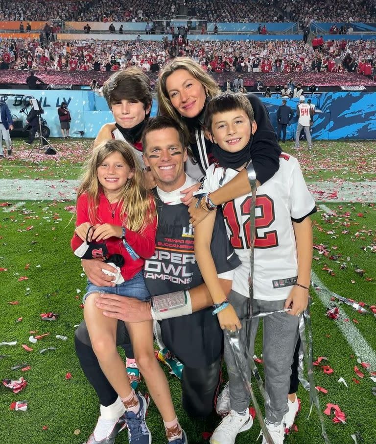 Tom Brady junto a su esposa, la modelo brasileña Giselle Bundchen, y sus tres hijos