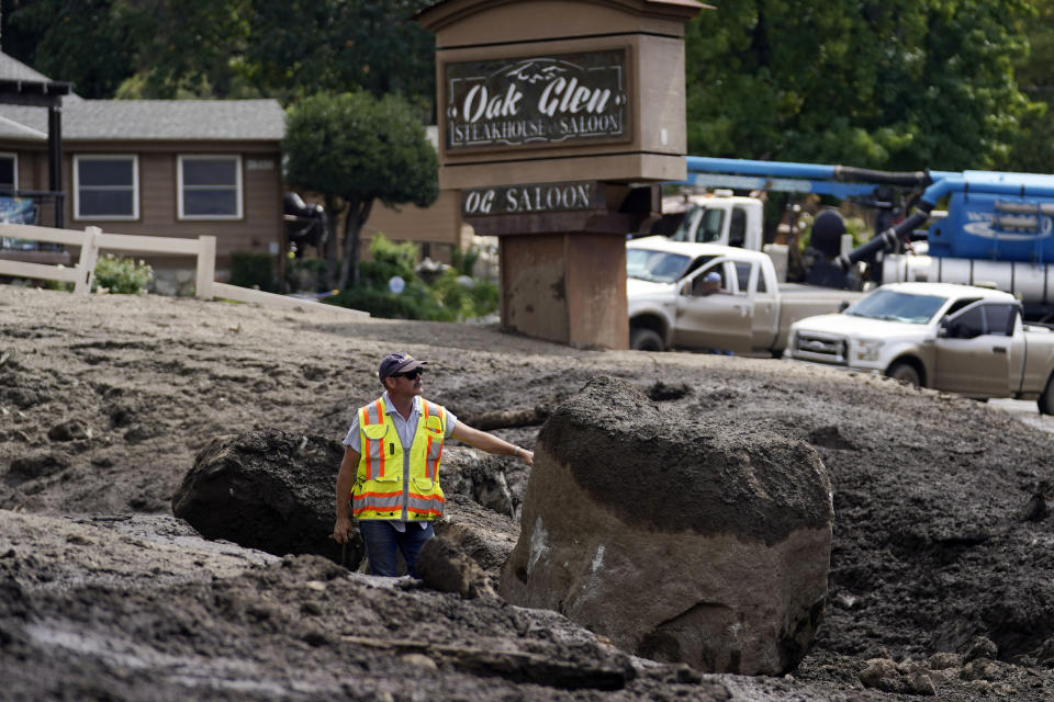 Paul Burgess, del Servicio Geológico de California, examina los daños tras un deslave, el martes 13 de septiembre de 2022, en Oak Glen, California. (AP Foto/Marcio Jose Sanchez)