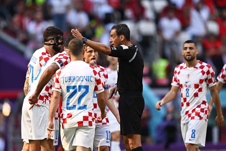 El arbitro argentino Fernando Rapallini dirige el partido entre Marruecos y Croacia