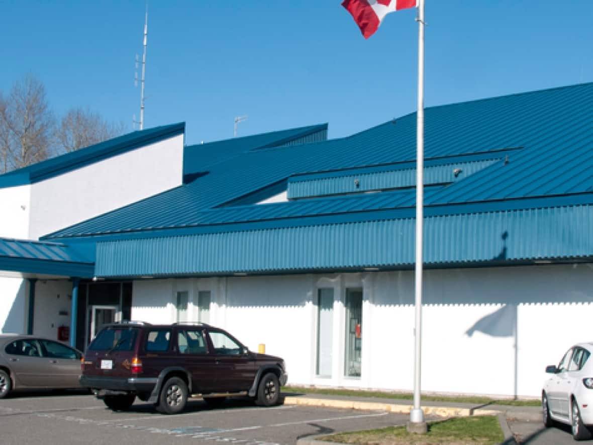 The Comox Valley RCMP detachment in Courtenay, where an intoxicated man died in a police jail cell. The Independent Investigations Office says putting an intoxicated person in a jail cell is an outdated practice that has been proven not to adequately guarantee their safety. (RCMP  - image credit)
