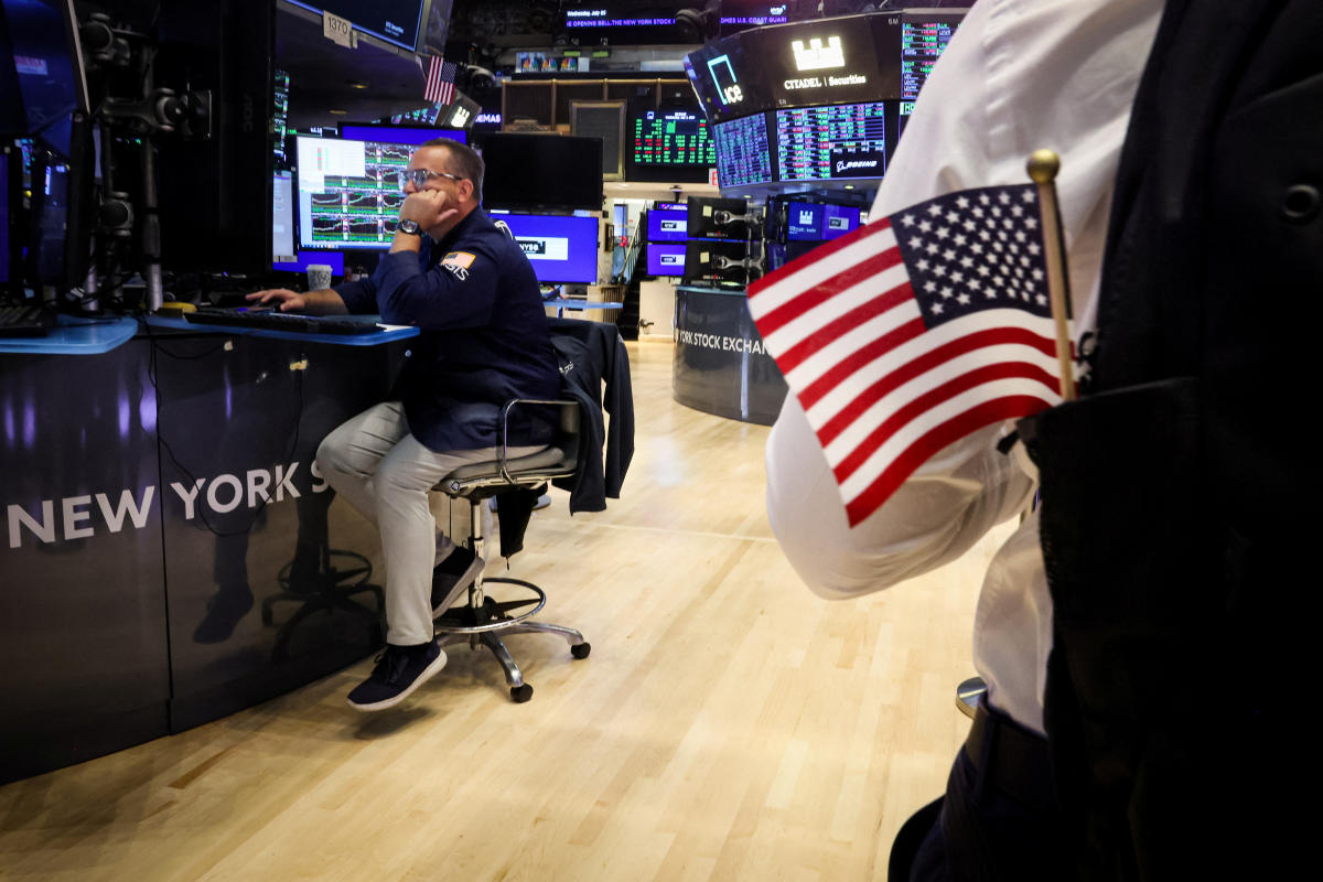 Stock prices rise, on track for best week of the year