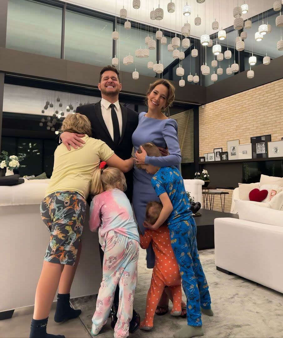 Michael Bublé y Luisana Lopilato junto a sus cuatro hijos: Noah, Vida, Cielo y Elías (Foto: Instagram @michaelbuble)