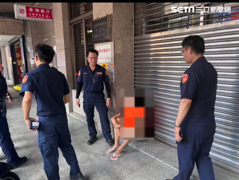 莊姓犯嫌因為不斷通話遭員警起疑，上前盤查，發現他是詐團成員將其逮捕。（圖／翻攝畫面）