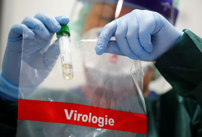 La enfermera experta en virología Canan Emcan hace una demostración sobre toma de muestras del coronavirus en la clínica universitaria de Essen, Alemania,