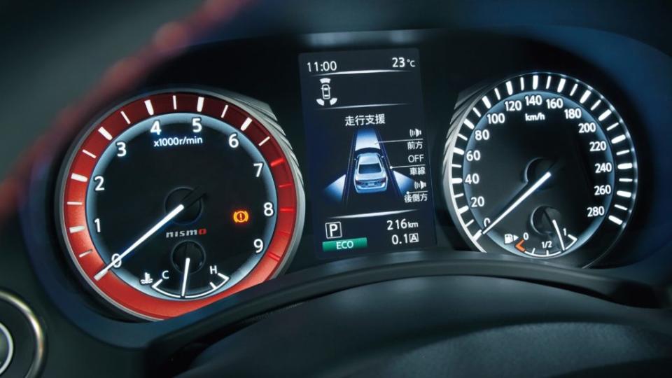 儀錶板除了將極速提升至280km/h，還換上Nismo專屬紅色轉速表。(圖片來源/ Nissan)
