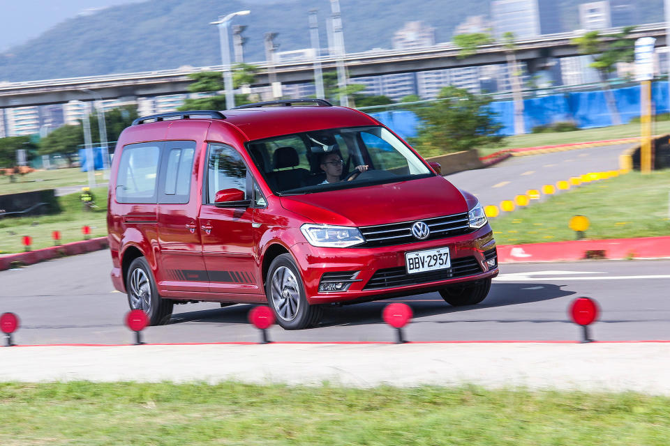 雖然車高與重心較高， Caddy Maxi 還是維持了接近房車與旅行車的駕馭感受。