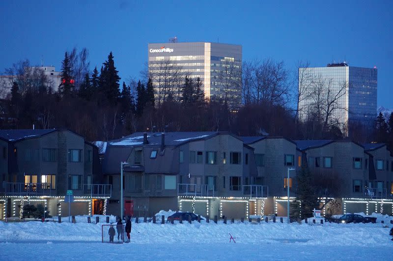 FOTO DE ARCHIVO: El edificio de ConocoPhillips Alaska Inc. mira a la laguna helada de Westchester, en el centro de Anchorage.