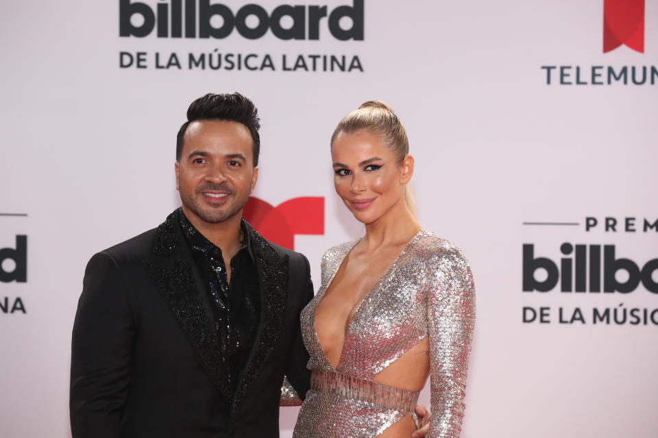 Luis Fonsi y su esposa. (Photo by: Aaron Davidson/Telemundo/NBCU Photo Bank via Getty Images)