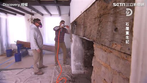 傑夫戴福林跟團隊將壁爐周圍的灰泥清除，露出壯觀石材。（圖／Discovery 授權）