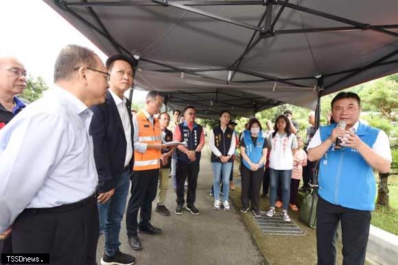 立法院交通委員會考察苗栗縣交通建設，苗栗線長鍾東錦（右）向交通部提出三件道路改善計畫案。（記者江乾松攝）