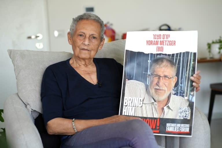 La exrehén israelí de Hamás Tami Metzger muestra un retrato de su marido, Yoram, aún en manos del grupo palestino, el 9 de junio de 2024 en su casa en Kiryat Gat (Sharon Aronowicz)