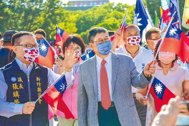 新竹縣國慶升旗典禮，縣長楊文科（中）與民眾齊慶雙十。（羅浚濱攝）