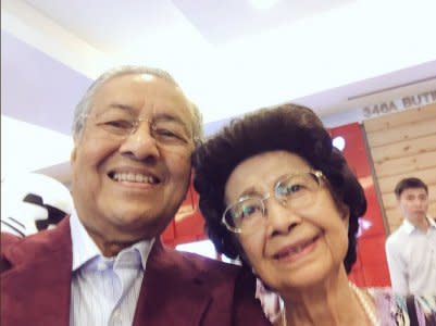 Malaysia's former prime minister Mahathir Mohamad and his wife Siti Hasmah Mohamad Ali take a selfie as they attend a Star Wars movie screening in this undated photo posted on Mahathir's Twitter account December 14, 2017. Social Media/Mahathir Mohamad via REUTERS