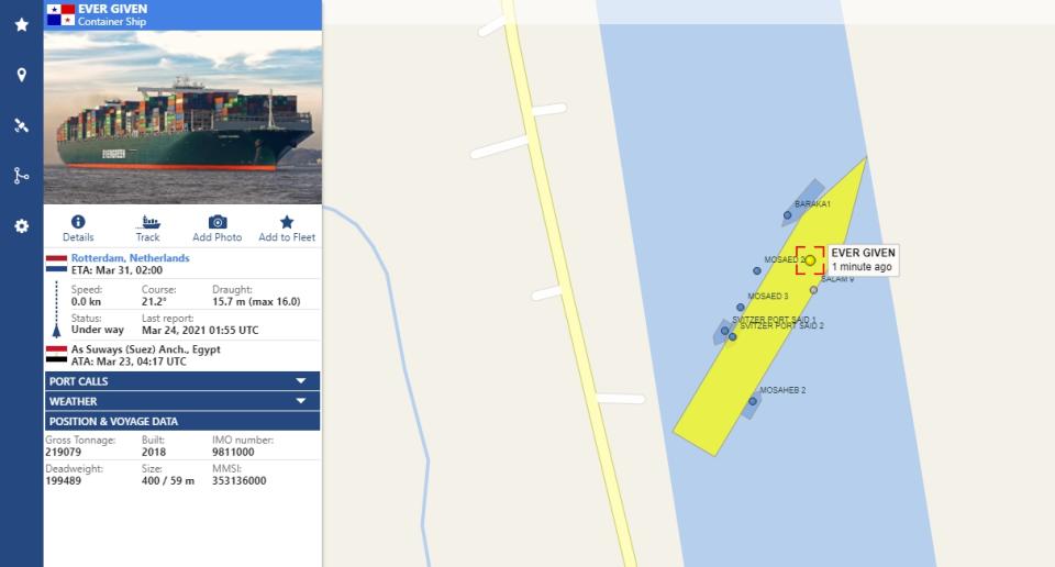長榮貨櫃輪意外卡在蘇伊士運河。（圖／翻攝自vesselfinder）