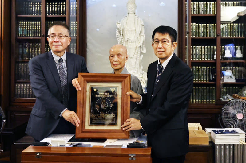 中央大學頒贈小行星給證嚴法師 中央大學校長周景揚（左）與前教育部長蔣偉寧 （右）30日頒贈小行星銘版給慈濟創辦人證嚴法師 （中），感念證嚴法師對世人的貢獻。 （慈濟基金會提供） 中央社記者許秩維傳真  113年9月30日 