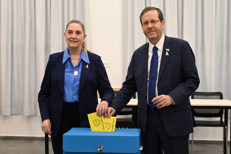 Israel's President Isaac Herzog (R) casts his vote in municipal elections for mayor and city council in Jerusalem at the Jerusalem High School for the Arts‎. -/GPO/dpa