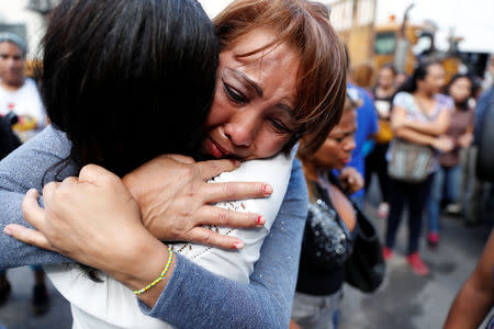 Relatives of inmates react outside a detention center of the Bolivarian National Intelligence Service (SEBIN), where a riot occurred, according to relatives, in Caracas, Venezuela May 16, 2018. REUTERS/Carlos Garcia Rawlins