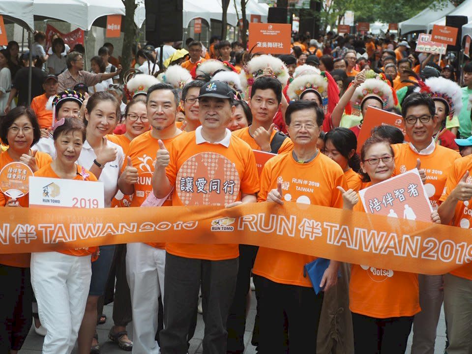 天主教失智社會福利基金會7日在台北市信義區，為宣導失智症而舉辦踩街快閃活動，希望透過對失智症的理解來終結歧視。(蕭照平 攝)
