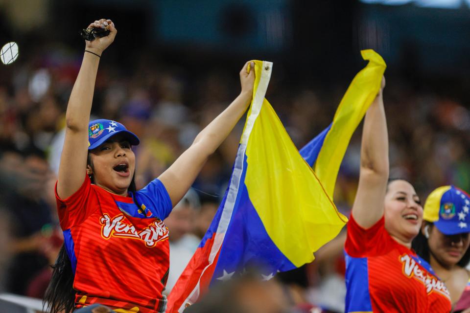 Aficionados de Venezuela durante un partido contra Nicaragua en Miami.