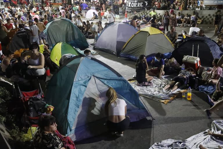 Acampe frente al Ministerio de Seguridad Social por parte de organizaciones piqueteras y de trabajadores seguirá hasta el miércoles