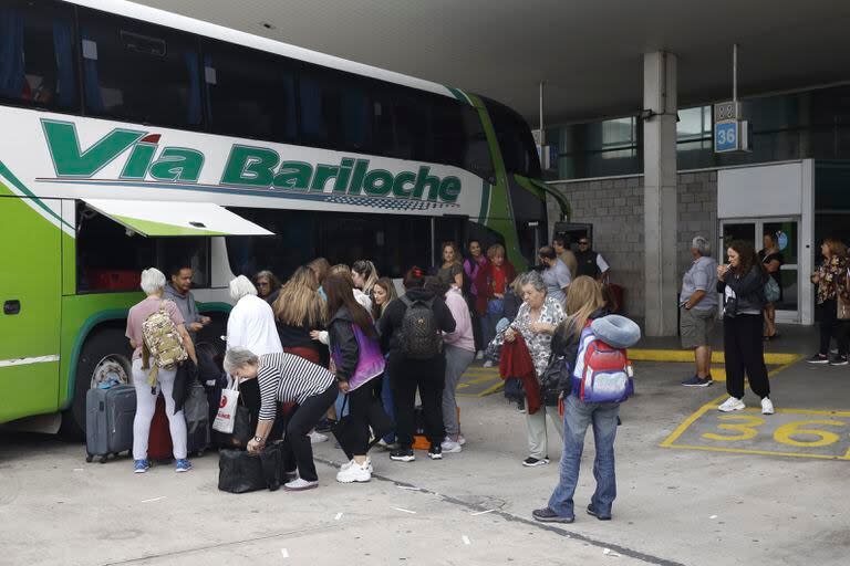 Arribo de ómnibus turísticos a la terminal de Mar del Plata