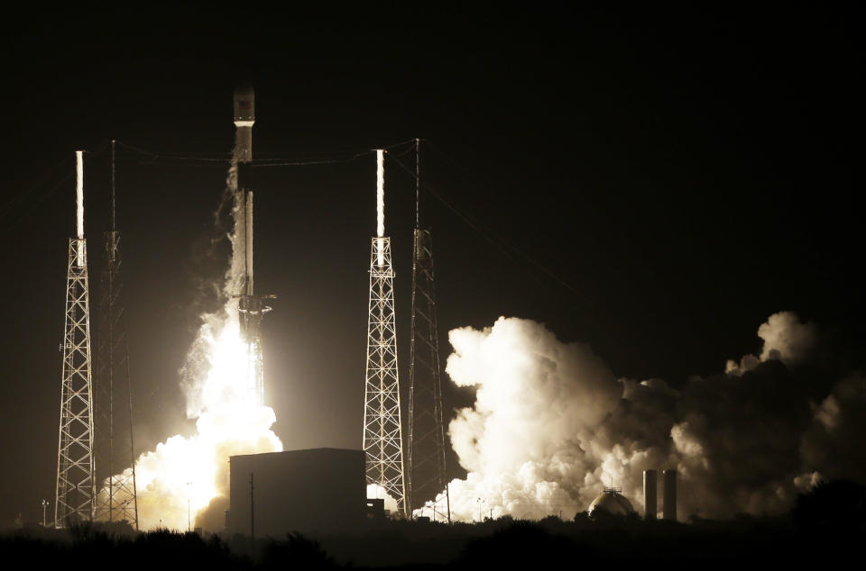 El cohete Falcon 9 de SpaceX despega con un explolador lunar israelí y un satélite de comunicación para Indonesia a bordo, el jueves 21 de febrero de 2019, en Cabo Cañaveral, Florida. (AP Foto/Terry Renna)