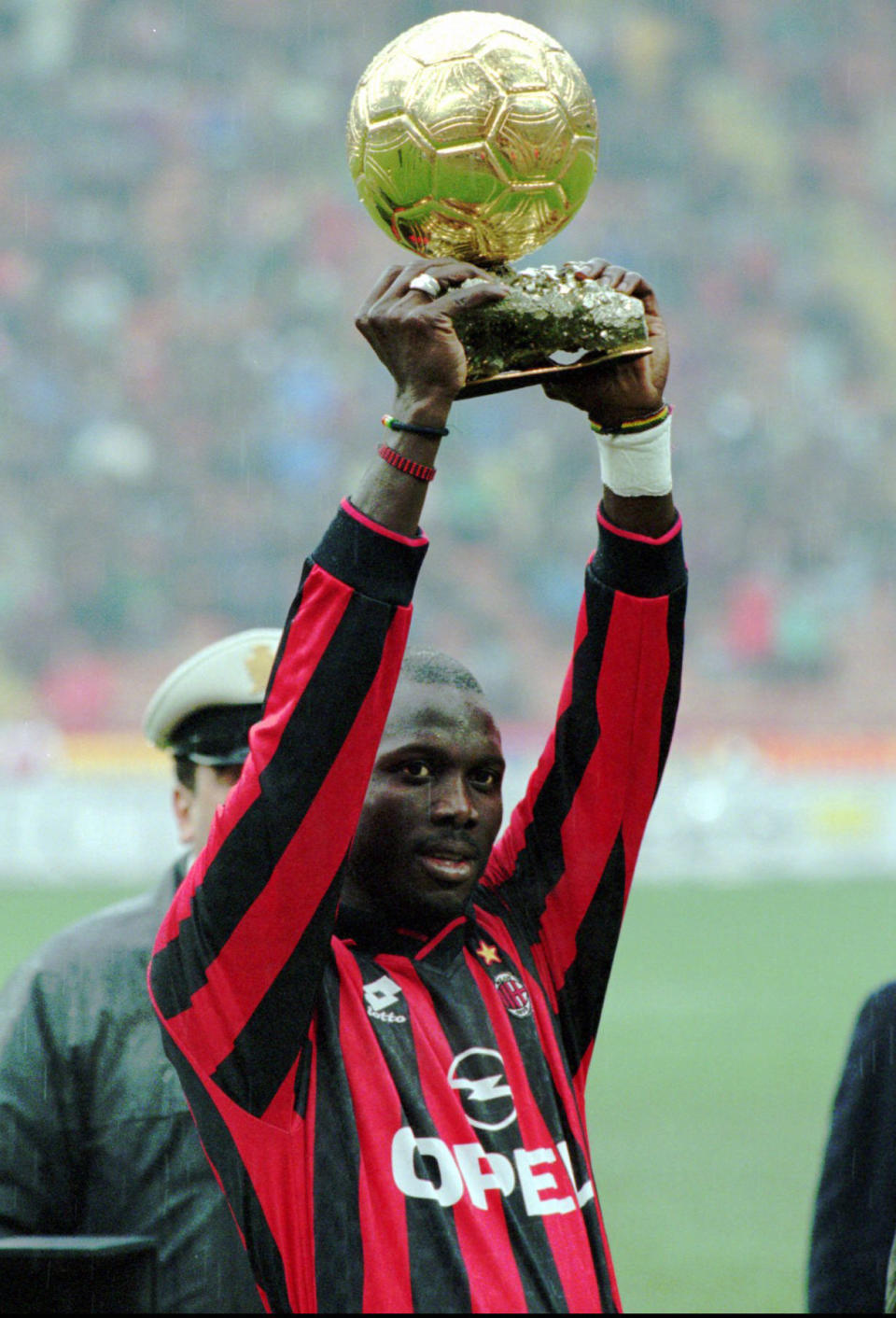 George Weah levanta al Balón de Oro que ganó como el mejor futbolista de la temporada el 7 de enero de 1996 en Milán, antes de un partido entre Milan y Sampdoria. (AP Photo/Carlo Fumagalli, File)