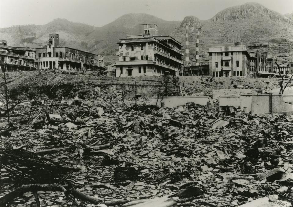 Hier ist das Nagasaki Medical College zu sehen: Von dem einstigen Gebäude stehen nach dem atomaren Angriff nur noch vereinzelte Gebäudeteile. (Bild-Copyright: REUTERS/Torahiko Ogawa/Nagasaki Atomic Bomb Museum)