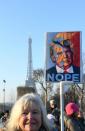 Des manifestants opposés à l'arrivée de Donald Trump à la Maison Blanche protestent dans le cadre des "Marches des femmes" à travers le monde, le 21 janvier 2017 à Paris