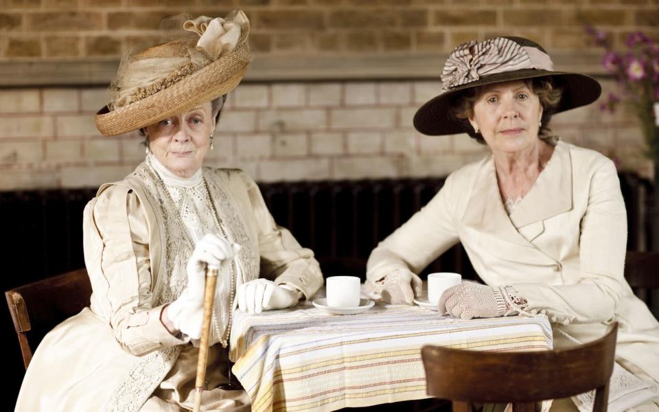 In "Downton Abbey" spielte Penelope Wilton die resolute Isobel Crawley, die wohl als Einzige dem heimlichen Star der Serie Paroli bieten konnte: der herrlich steifen Lady Violet Crawley (Maggie Smith, links). (Bild: ZDF / Nick Briggs)