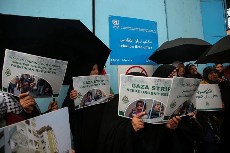 Palestinian refugees gather outside the United Nations Relief and Work Agency (UNRWA) headquarters in Beirut to protest against a decision by several countries to stop funding of the organization over Israeli claims that some of UNRWA staff were involved in Hamas 07 October attacks. Marwan Naamani/dpa