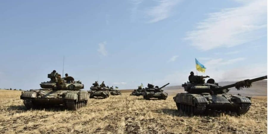 Ukrainian tanks on the front line