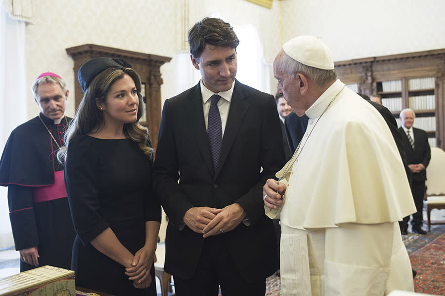 <em>Justin Trudeau and wife Sophie Grégoire Trudeau met with Pope Francis at the Vatican on Monday [Photo: Getty Images]</em>