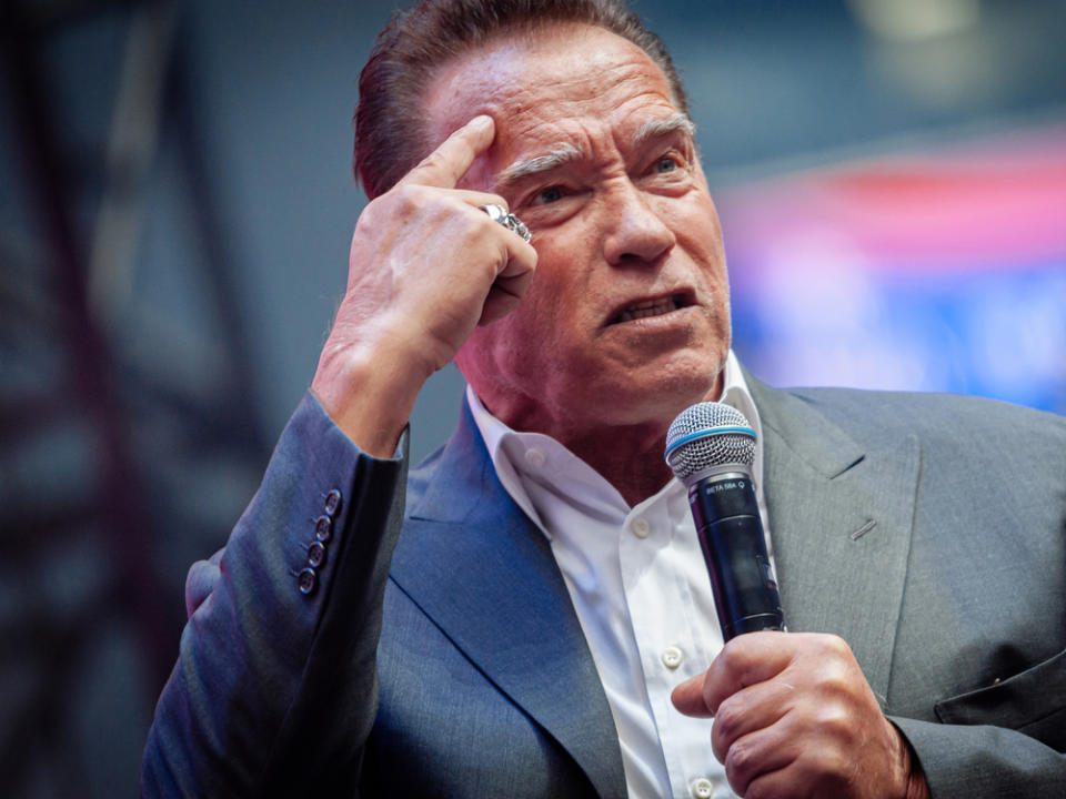 Arnold Schwarzenegger möchte mit Maske trainieren (Bild: Denis Ivanov Photo / Shutterstock.com)