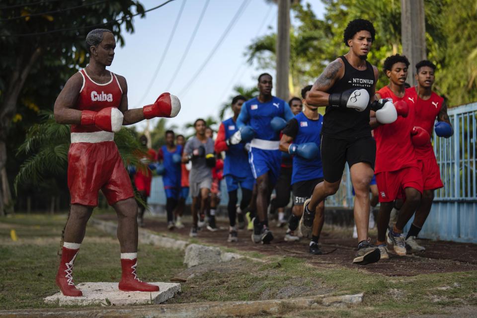 Peleadores de la Escuela Cubana de Boxeo durante un entrenamiento, el viernes 22 de marzo de 2024, en Wajay, Cuba. (AP Foto/Ramón Espinosa)