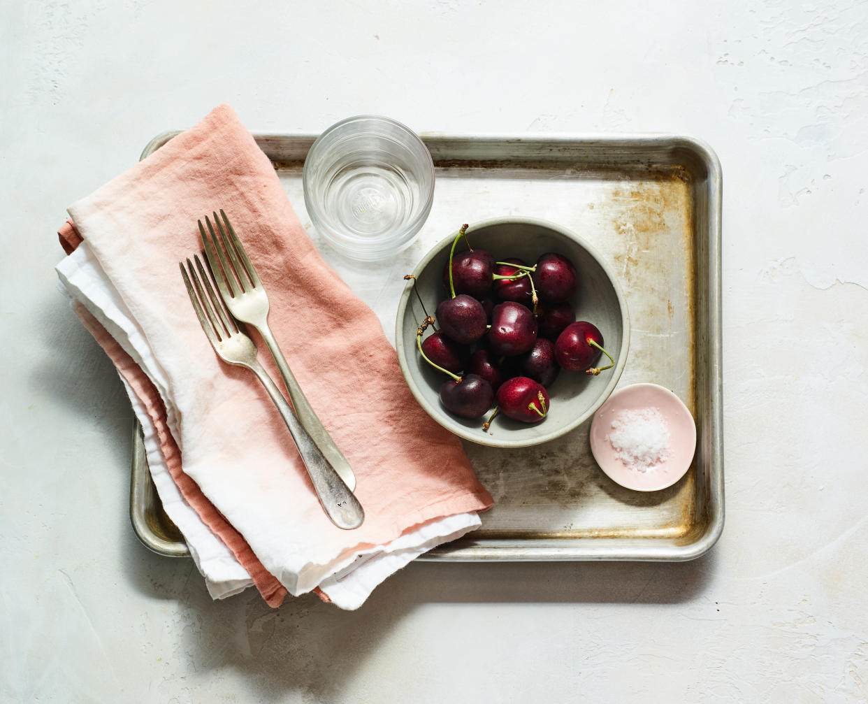 Una bandeja individual con todo lo necesario para una parrillada respetuosa del distanciamiento social, el 23 de junio de 2020. Fotografía culinaria: Carrie Purcell. (Andrew Purcell/The New York Times)