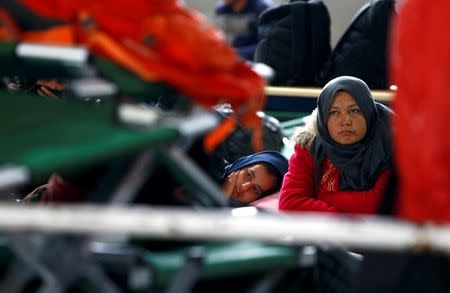 Migrants rest at a registration centre in Passau, Germany October 8, 2015. REUTERS/Michaela Rehle