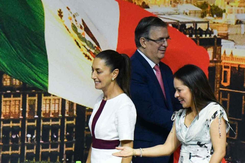 Claudia Sheinbaum acompañada del senador electo, Marcelo Ebrard y Karen Castrejón, dirigente nacional del PVEM. Foto: Cuartoscuro